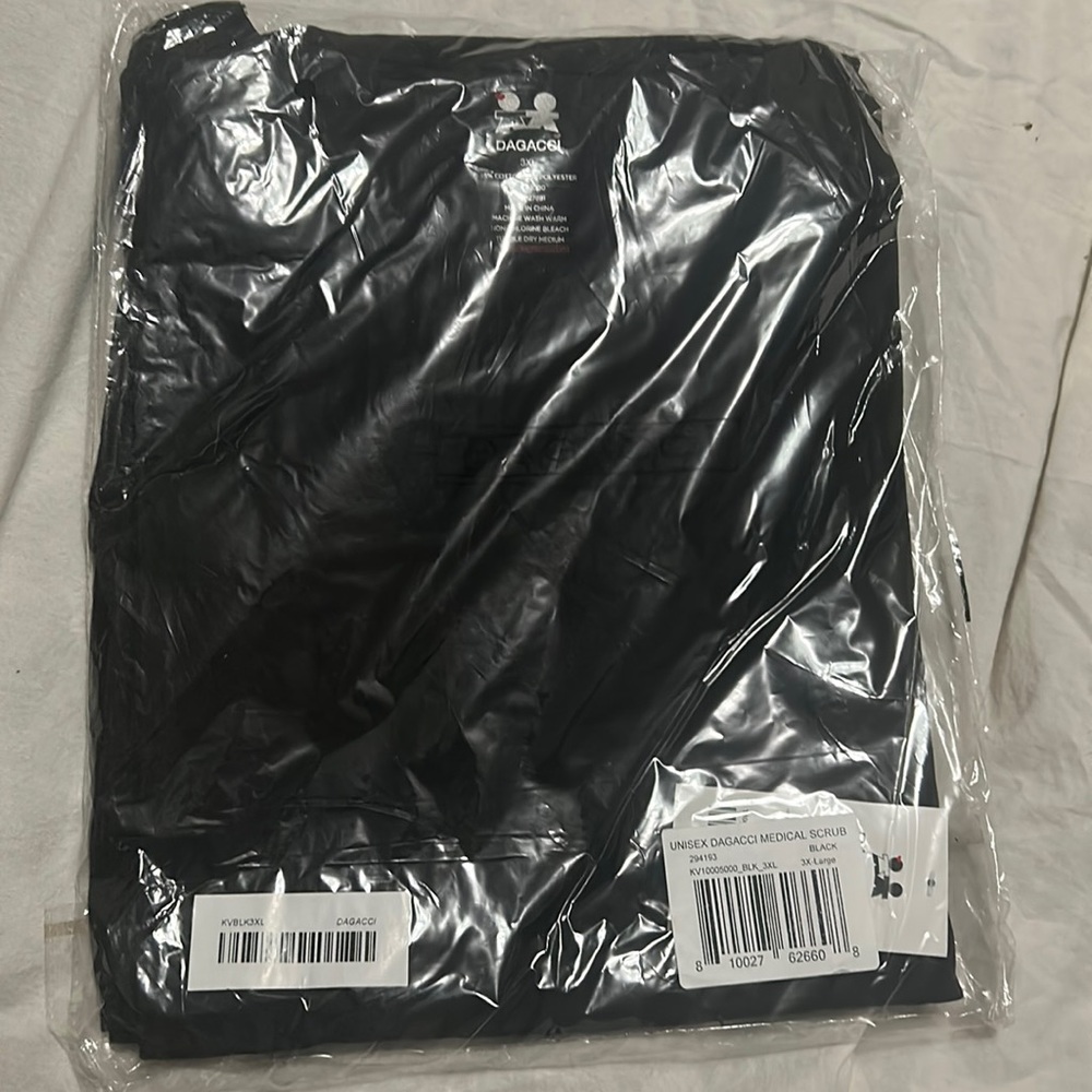 Dagacci Unisex Medical Scrubs Set. Top and pants. NWT